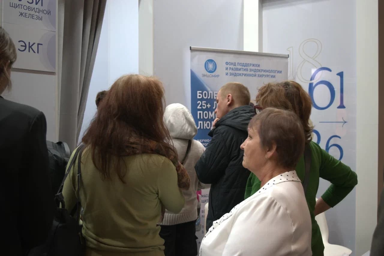 Работа команды и общение с посетителями стенда.