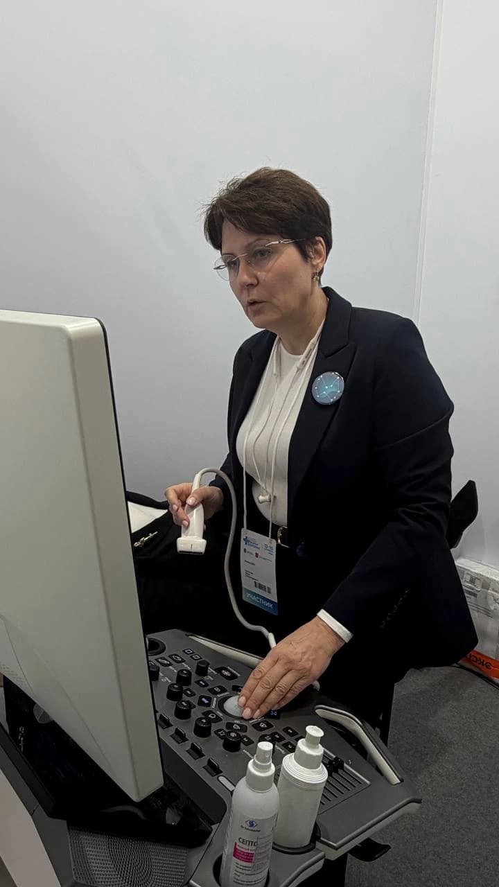 Специалист проекта за работой на ультразвуковой системе.