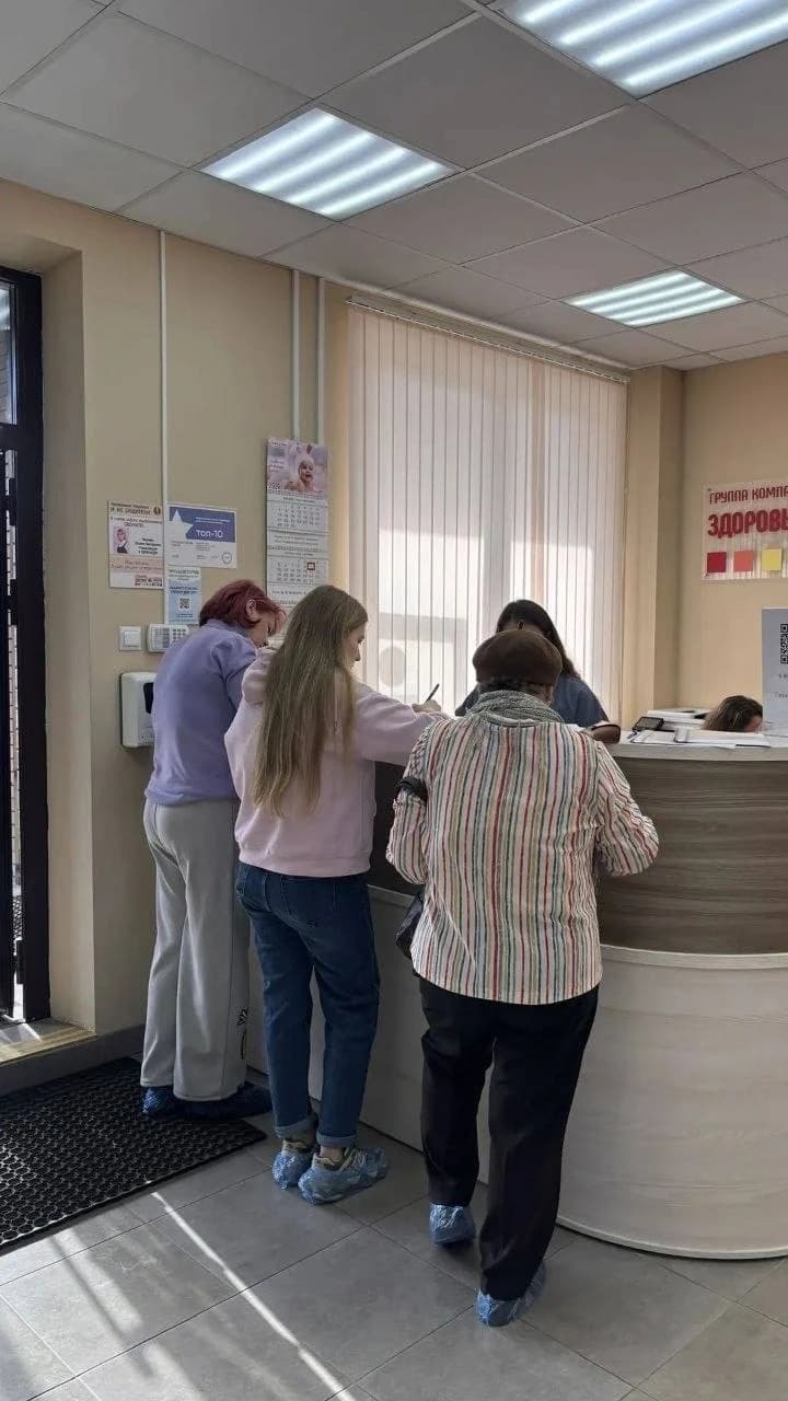 Участники обращаются к организаторам в медицинском центре.