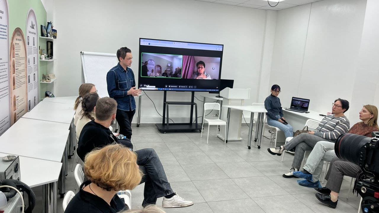Специалисты обсуждают вопросы в зале, коллеги подключены по видеосвязи