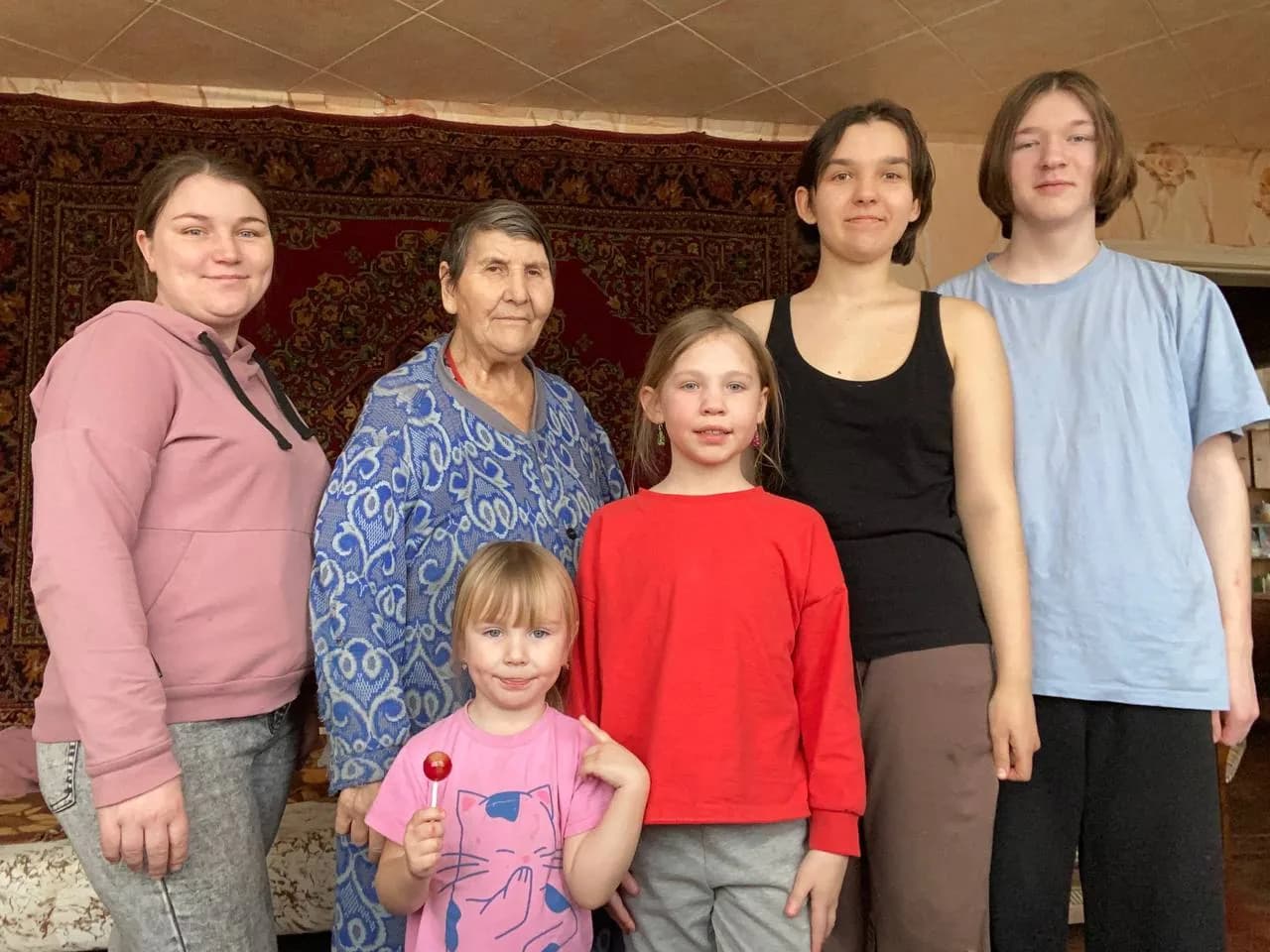 Клавдия Алексеевна с дочерью, внуками и правнуками дома