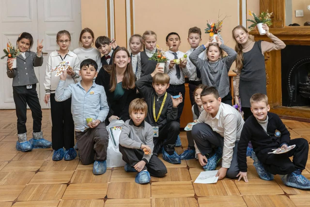 Большая группа школьников с поделками после праздника